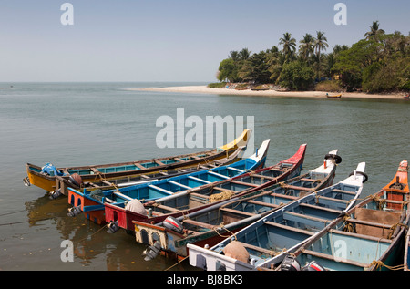 Indien, Kerala, Mahe (Pondicherry) Unionsterritorium, Hafen, bunte Fischerboote Stockfoto