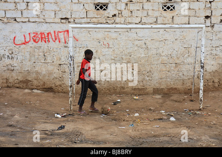 Afrika-Angola-Fußball-Kids-Luanda-Bairro Stockfoto
