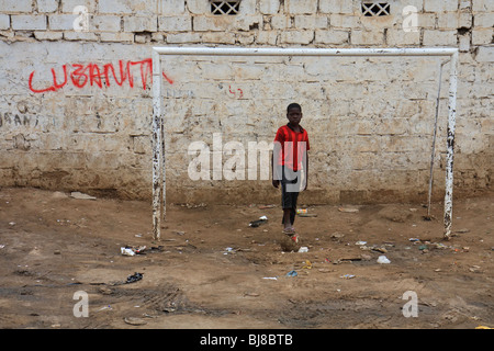 Afrika-Angola-Fußball-Kids-Luanda-Bairro Stockfoto