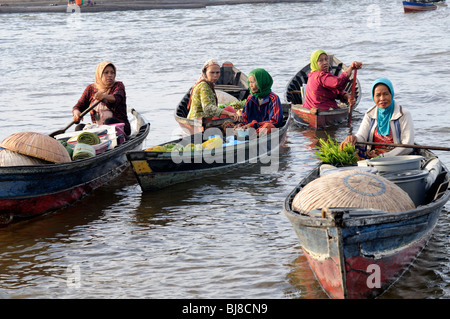 Pasar Terapung schwimmenden Markt, Kuiin und Flüsse Barito, Banjarmasin, Kalimantan, Indonesien Stockfoto