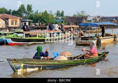 Pasar Terapung schwimmenden Markt, Kuiin und Flüsse Barito, Banjarmasin, Kalimantan, Indonesien Stockfoto