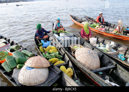 Pasar Terapung schwimmenden Markt, Kuiin und Flüsse Barito, Banjarmasin, Kalimantan, Indonesien Stockfoto