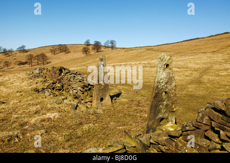 Ungewöhnliche dreieckige Steintor Beiträge an ein Feld in Gulshaw Mulde, Peak-District-Nationalpark, Cheshire, UK. Stockfoto