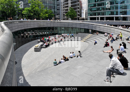 Gruppe der Schulbildung Reise Kinder & Zuschauer in der Scoop Amphitheater Amphitheater Veranstaltungsort im More London Southwark England VEREINIGTES KÖNIGREICH Stockfoto