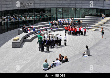 Gruppe der Schulbildung Reise Kinder in Sonnenschein in der Scoop Amphitheater Amphitheater Veranstaltungsort im More London Southwark England VEREINIGTES KÖNIGREICH Stockfoto