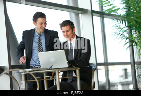 Zwei junge Unternehmer Blick auf Laptop-computer Stockfoto