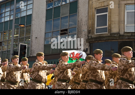 03.04.10: Welsh Guards Afghanistan Homecoming Parade, Cardiff: 1. Bataillon Welsh Guards marschieren durch die Stadt Stockfoto