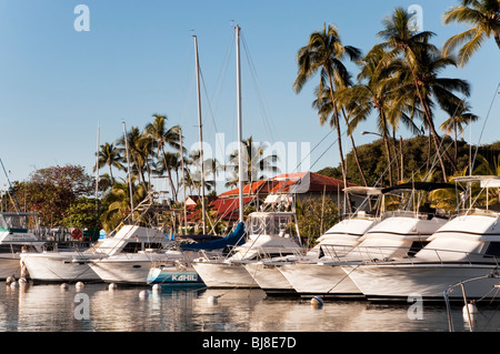 Lahaina Harbor, West Maui Hawaii zeigt Großwild Angelboote/Fischerboote und Freizeitboote Stockfoto