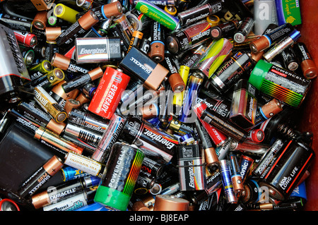 Haushaltsbatterien erwarten, Sammlung und recycling in diesem rot bin Stockfoto