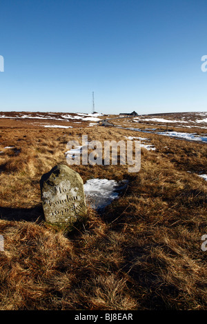 Leuchtende Tor im Schnee, Cat and Fiddle, Peak-District-Nationalpark, Derbyshire/Cheshire Grenze, UK. Stockfoto