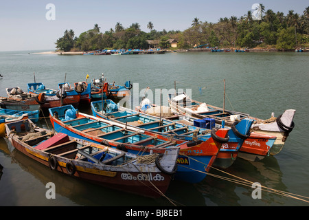 Indien, Kerala, Mahe (Pondicherry) Unionsterritorium, Hafen, bunte Fischerboote an der Mündung des Flusses Stockfoto