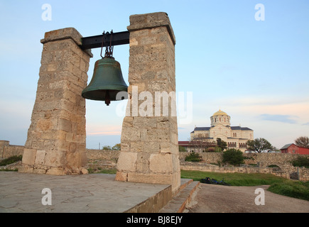 Am Abend der Glocke von Chersones (alte Stadt) und St Vladimirs Kathedrale (Sewastopol, Krim, Ukraine) Stockfoto