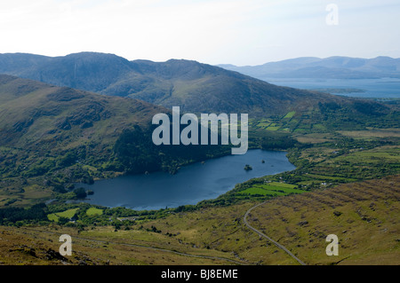 Glanmore Lake vom Knockowen Grat, über den Healy Pass, Caha Berge, Beara Halbinsel, County Kerry, Irland. Stockfoto