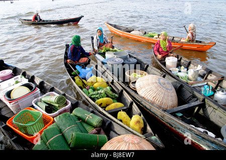 Pasar Terapung schwimmenden Markt, Kuiin und Flüsse Barito, Banjarmasin, Kalimantan, Indonesien Stockfoto