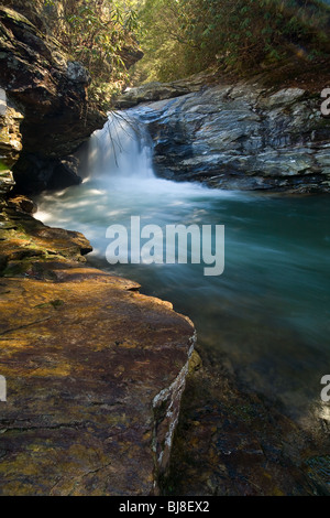 Einer der vielen Wasserfälle entlang des Big Panther Creek im Nordosten Georgiens. Stockfoto