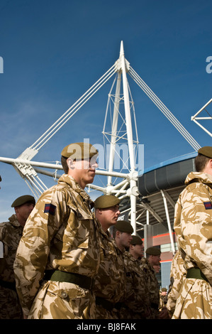 03.04.10: Welsh Guards Afghanistan Homecoming Parade, Cardiff: 1. Bataillon Welsh Guards formieren sich auf Millennium Plaza Stockfoto