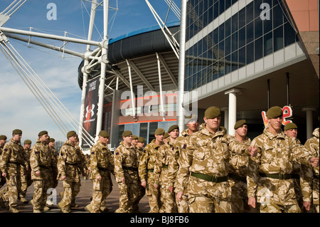 03.04.10: Welsh Guards Afghanistan Homecoming Parade, Cardiff: 1. Bataillon Welsh Guards formieren sich auf Millennium Plaza Stockfoto