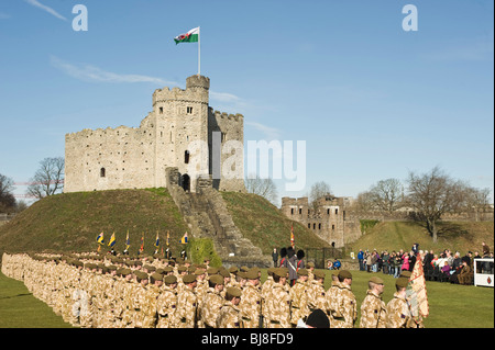 03.04.10: Welsh Guards Afghanistan Homecoming Parade, Cardiff: Parade in Cardiff Castle von Norman Keep übersehen Stockfoto