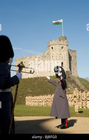 03.04.10: Welsh Guards Afghanistan Homecoming Parade, Cardiff: Parade in Cardiff Castle von Norman Keep übersehen Stockfoto