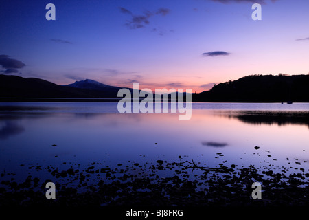 Wunderschöner lila Himmel Sonnenuntergang über Lake Bala, Llyn Tegid, Gwynedd, Wales Stockfoto