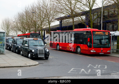 Busse und Taxis vor Oxford Bahnhof warten auf Fahrgäste Stockfoto