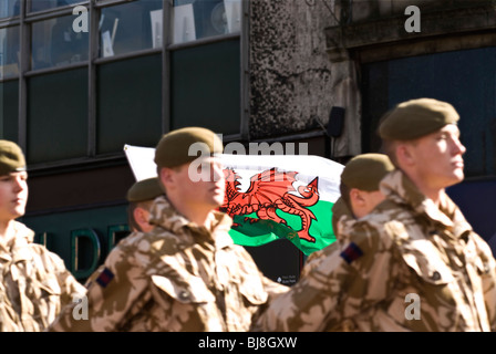 03.04.10: Welsh Guards Afghanistan Homecoming Parade, Cardiff: 1. Bataillon Welsh Guards marschieren durch die Stadt. Selektiven Fokus Stockfoto