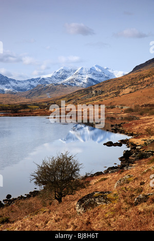 Winterblick über Llynnau Mymbyr von Capel Curig zum schneebedeckten Mount Snowdon, Wales Stockfoto