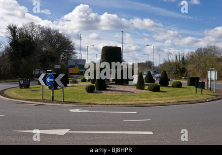 Richtung Straßenmarkierungen auf einen Kreisverkehr an der Hauptstraße A4-Bad in der Nähe von Maidenhead Berkshire UK Stockfoto