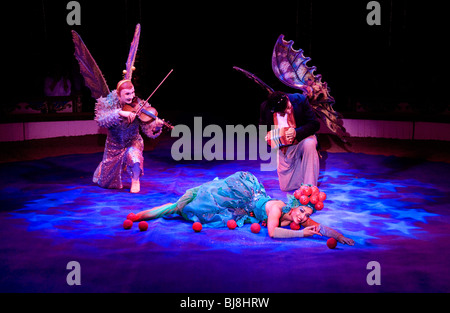 Zwei Clown Musiker und eine hübsche Jongleur. Zirkus Roncalli. München, Deutschland Stockfoto