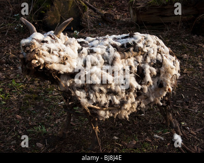 Woodland-Skulptur eines Schafes auf Cambo in Fife, Schottland Stockfoto