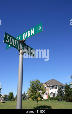 Verkehrszeichen mit Straßennamen vor einer einzigen Familie Haus, USA Stockfoto