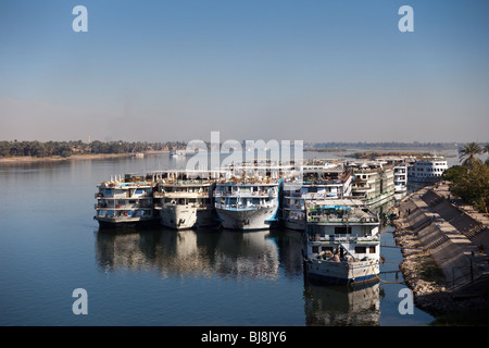 Kreuzfahrt Schiffe angedockt am Fluss Nil südlich der Stadt Luxor, Ägypten Stockfoto