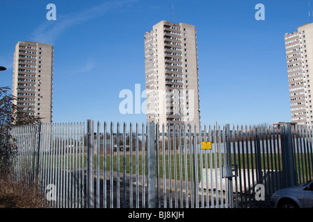 einschüchternd Sicherheitszaun rund um lokale Behörde Rat flache Blöcke in Brentford, London Stockfoto