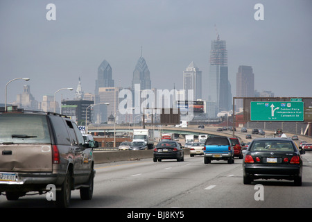 Skyline von Philadelphia: Blick von einer Autobahn, USA Stockfoto