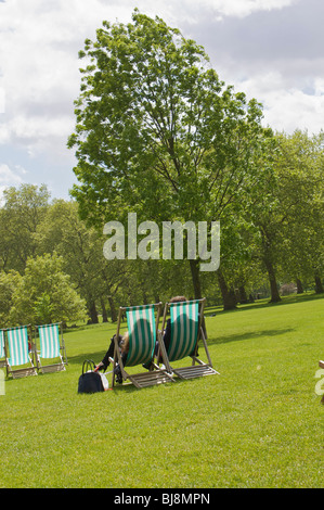 Liegestühle im St James park Stockfoto