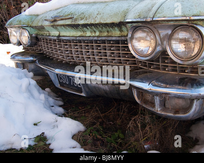 Alte amerikanische Cadillac in Schnee, Schottland Stockfoto