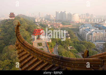 Blick vom gelben Kran Turm auf Schlange Hügel. Wuhan, Provinz Hubei, China Stockfoto