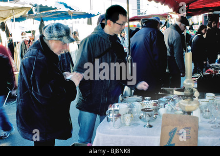 Paris, Frankreich, Shopping, Chinese man in Montreuil Flea Market, Street Scene. Flohmarkt In Den Vororten Stockfoto