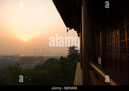 Sonnenuntergang über dem gelben Kran Turm. Wuhan, Provinz Hubei, China. Stockfoto