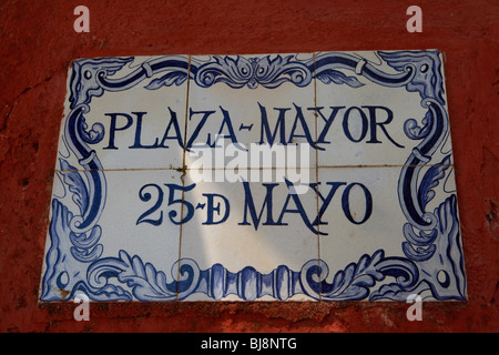 keramische Fliesen Straßenschild für Plaza Mayor 25 de Mayo 25. Mai Barrio Historico Colonia Del Sacramento Uruguay Südamerika Stockfoto