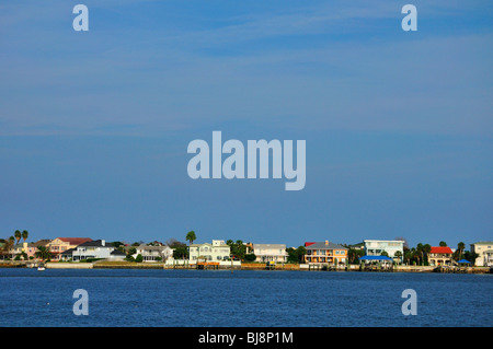 Häuser, viele davon mit Schiffsanlegestellen, säumen die Uferpromenade Vilano Beach, Florida, USA Stockfoto