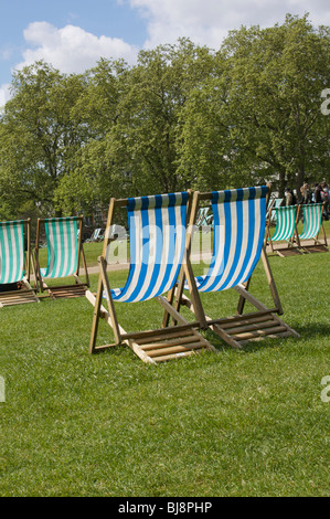 Liegestühle im St James park Stockfoto