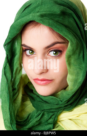 Porträt des geheimnisvollen schönen kaukasischen Hispanic Latina Frau Gesicht mit grünen durchdringenden Augen und grüne Mode Schal wickeln. Stockfoto