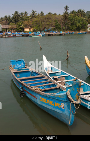 Indien, Kerala, Mahe (Pondicherry) Unionsterritorium, Hafen, bunte Fischerboote Stockfoto
