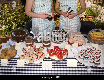 zwei Frauen verkaufen Kuchen und Kekse an einem Marktstand Stockfoto