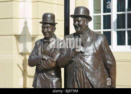 Statue von Stan Laurel und Oliver Hardy, außerhalb Krönungssaal, Ulverston, Cumbria, England UK Stockfoto