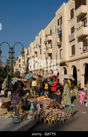 Straßenmarkt in der Nähe von Kahn al-Khalili Markt, Kairo, Ägypten, Afrika. Stockfoto