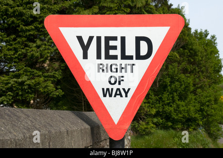 Fahren Sie auf der rechten Seite des Straßenschilds in der Grafschaft Cork, Irland Stockfoto