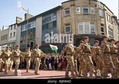 03.04.10: Welsh Guards Afghanistan Homecoming Parade, Cardiff: 1. Bataillon Welsh Guards marschieren durch die Stadt Stockfoto