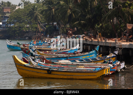 Indien, Kerala, Mahe (Pondicherry) Unionsterritorium, Hafen, bunte Smøla Boote vertäut am neuen Kai Stockfoto